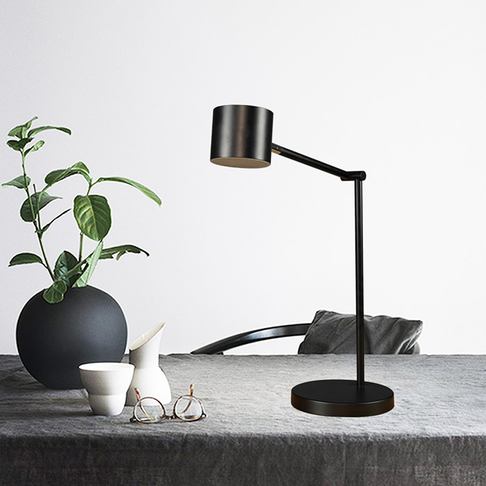 Features and aspects associated with adjustable table lamps